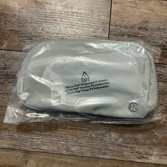 NWT LULULEMON EVERYWHERE BELT BAG 
JADE GREY - Picture 6 of 8